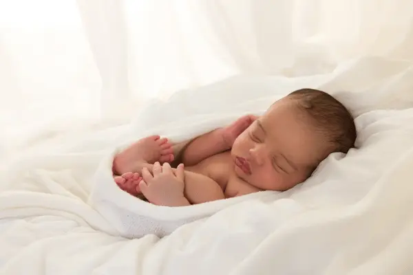 İnmemiş Testis (Kriptorşidizm) ve Orşiopeksi: Belirtiler, Kritik Tedavi Zamanlaması ve Cerrahi Stratejiler