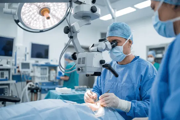 Varikoselin Altın Standart Tedavisi: Mikrocerrahi ile Varikoselektomi